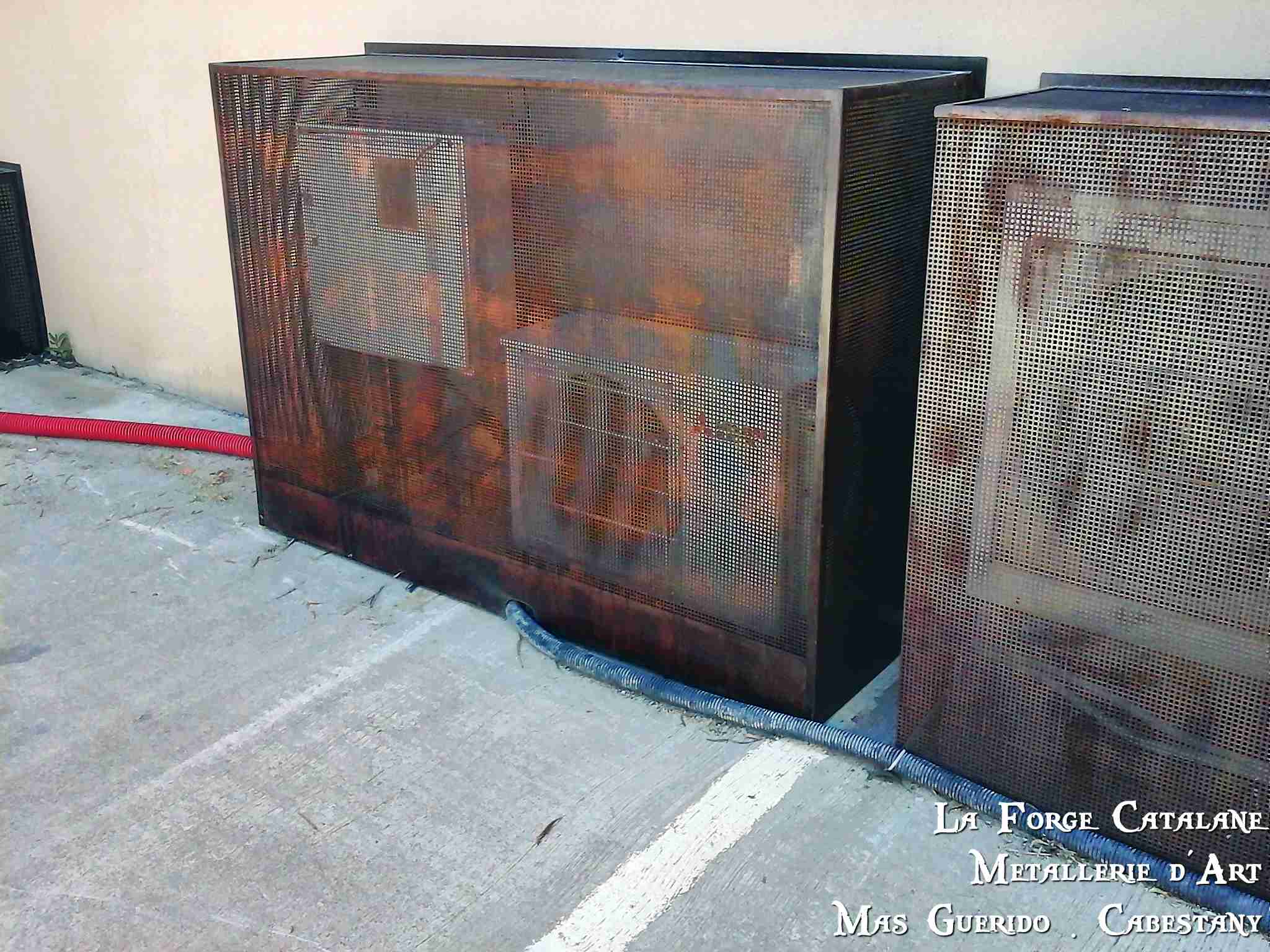 cache climatisation en tole perforee exterieur finition rouille Forge Catalane.jpg